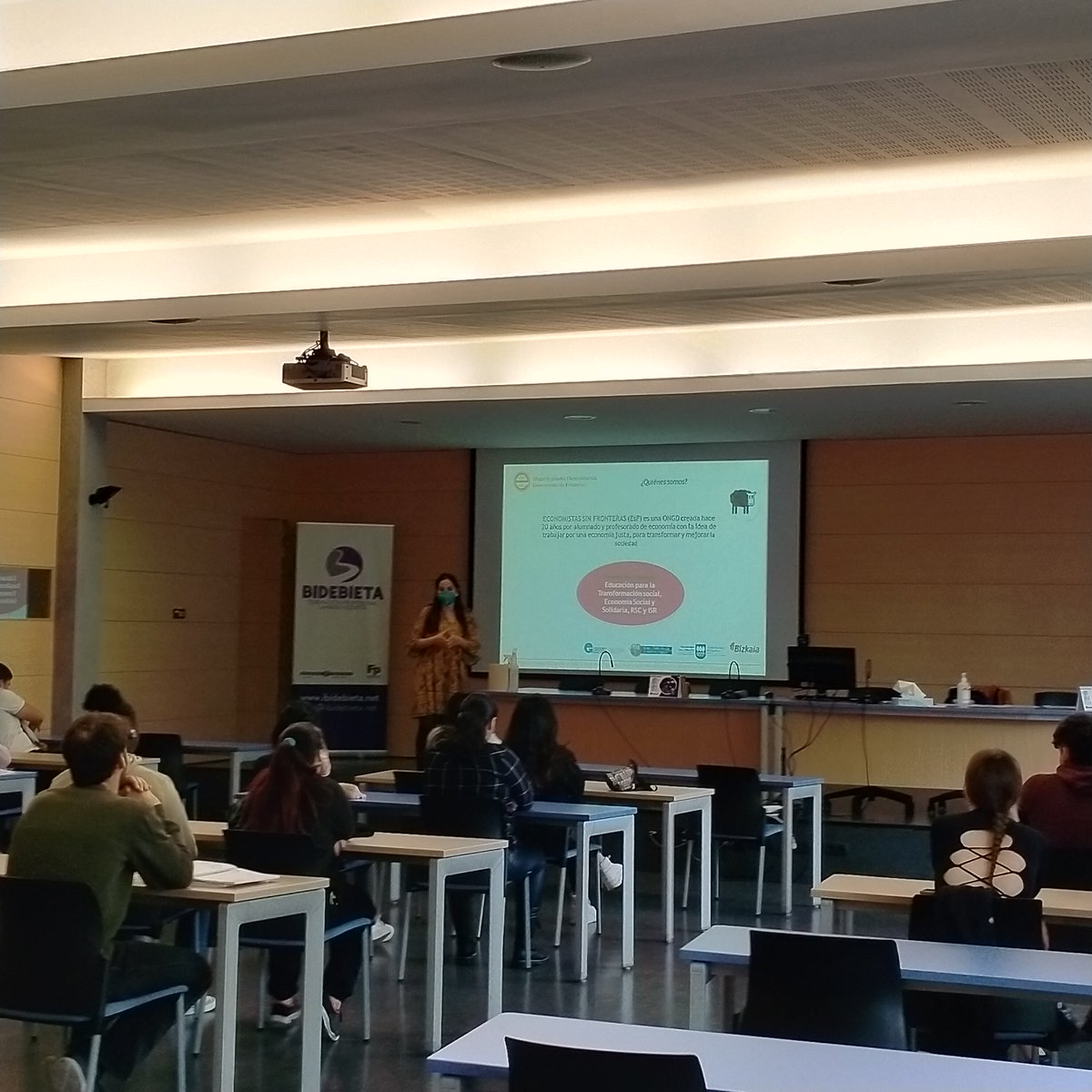 BidebietaFol's tweet photo. Hoy en  @Bidebieta, nuestro alumnado trabajando los Objetivos de Desarrollo Sostenible (ODS) con la colaboración de @EconomiaJusta y @migrantoria.
Eskerrik asko.

@Bidebieta_FM
@BidebietaL
@AdgBidebieta
@BidebietaFol
@Bidebieta_Ele https://t.co/ZMQKDDt8oY