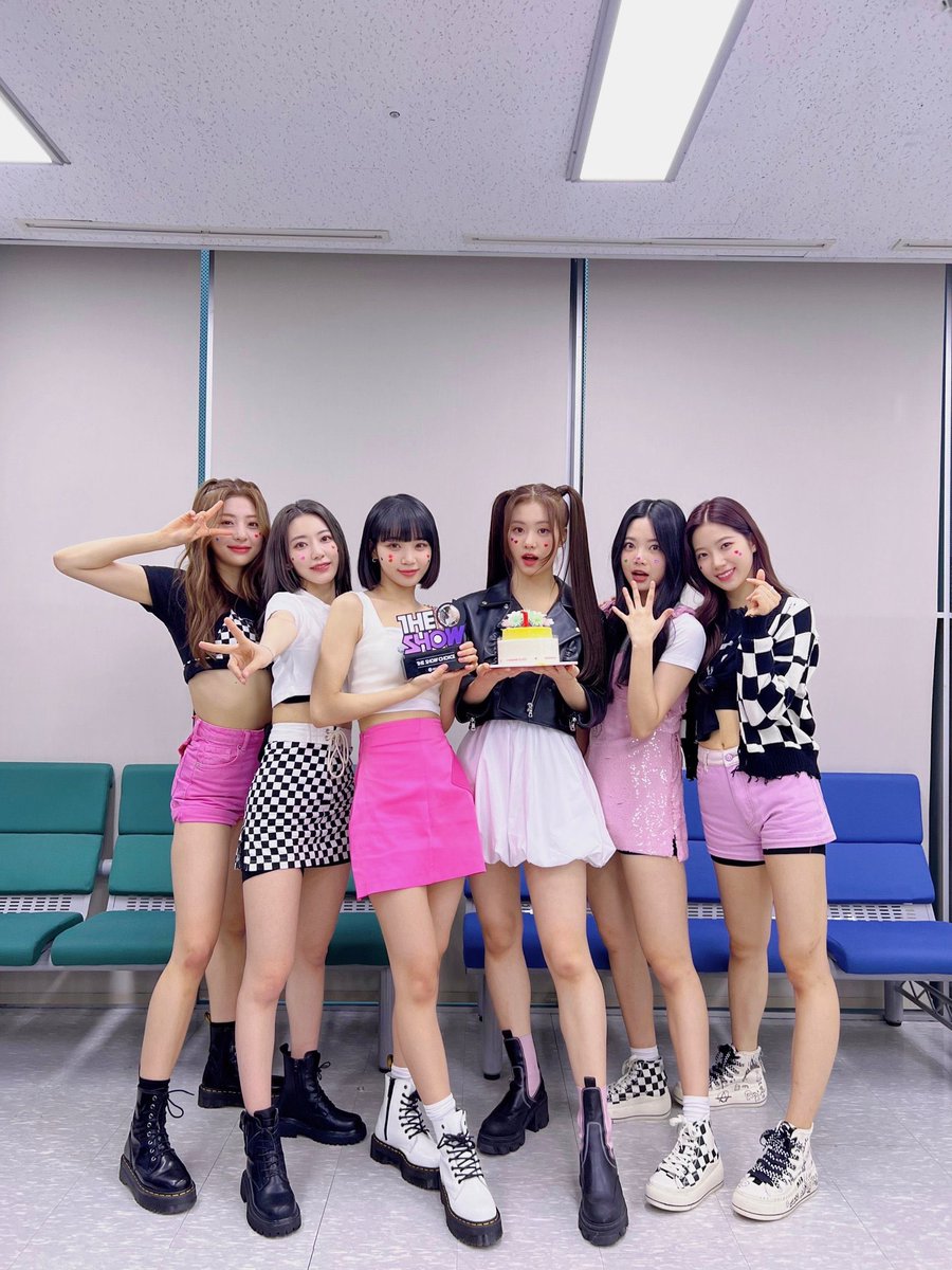 awsakura's tweet image. It happens on The Show! Our first win ㅠㅠ thanks for everyone who keep support us and give so much love. We will work harder everyday 🫶🏻💕 LE SSERAFIM, 사랑해 ❤️