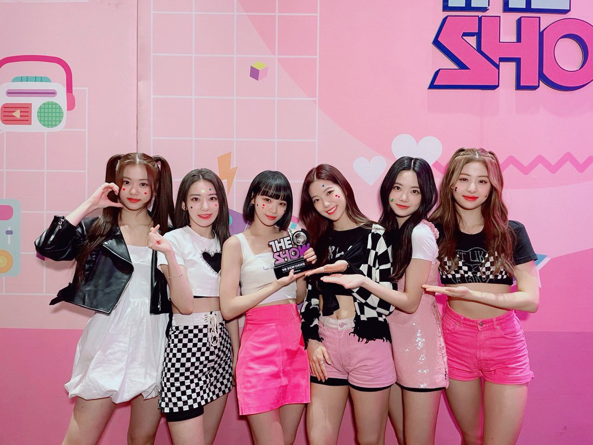 awsakura's tweet image. It happens on The Show! Our first win ㅠㅠ thanks for everyone who keep support us and give so much love. We will work harder everyday 🫶🏻💕 LE SSERAFIM, 사랑해 ❤️