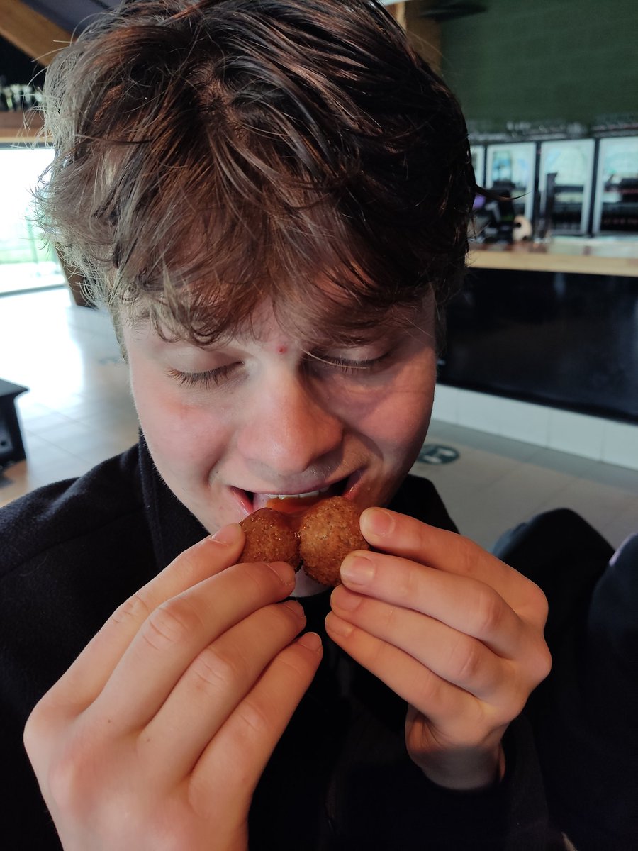 RobbeMeeusen's tweet photo. @MeesterCedric Is hij weer ballen aan het likken, ja? https://t.co/CxNveXFPzd