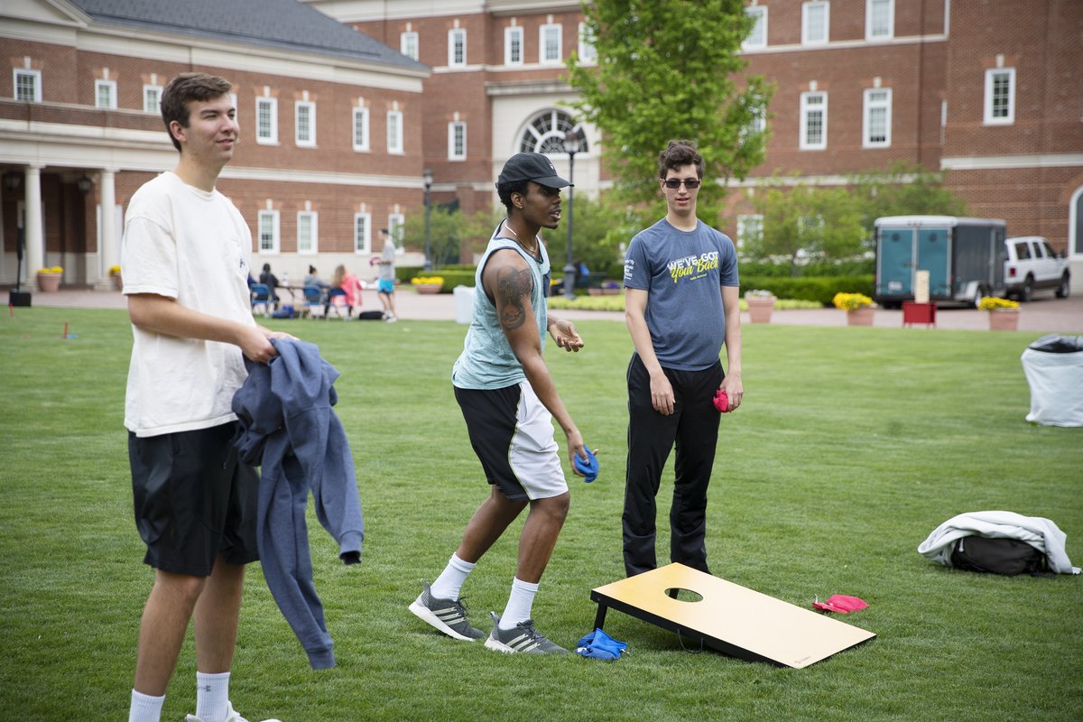 CNUcaptains's tweet photo. Senior Week festivities continued yesterday with plenty of games and activities, and a special ceremony for student-athletes and others who cannot attend on Saturday, before President and Mrs. Trible hosted a senior glass gift reception and champagne toast.
#CNU22 #CaptainForLife https://t.co/o8ApgqSmdS