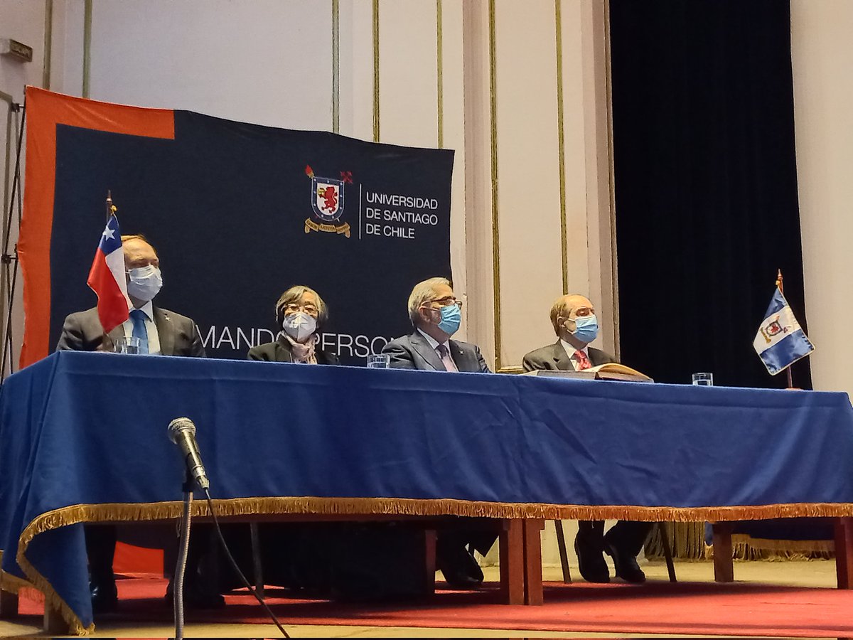 usach's tweet photo. #Ahora| 🏅Desde la @usach, el Rector Dr. Juan Manuel Zolezzi, hace entrega de la distinción de Profesor/a Emérito/a y la medalla U. de Santiago de Chile, en su categoría dorada a los destacados/as académicos/as Dra. Betty Matsuhiro Yamamoto y Dr. Juan Costamagna Martra👏🏼👏🏼 https://t.co/ttRtL4USVu