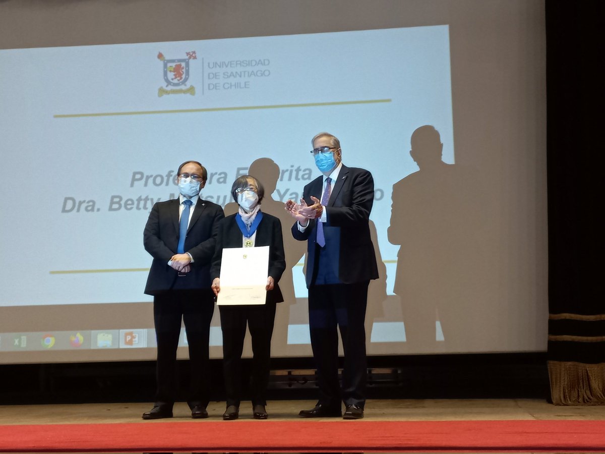 usach's tweet photo. #Ahora| 🏅Desde la @usach, el Rector Dr. Juan Manuel Zolezzi, hace entrega de la distinción de Profesor/a Emérito/a y la medalla U. de Santiago de Chile, en su categoría dorada a los destacados/as académicos/as Dra. Betty Matsuhiro Yamamoto y Dr. Juan Costamagna Martra👏🏼👏🏼 https://t.co/ttRtL4USVu