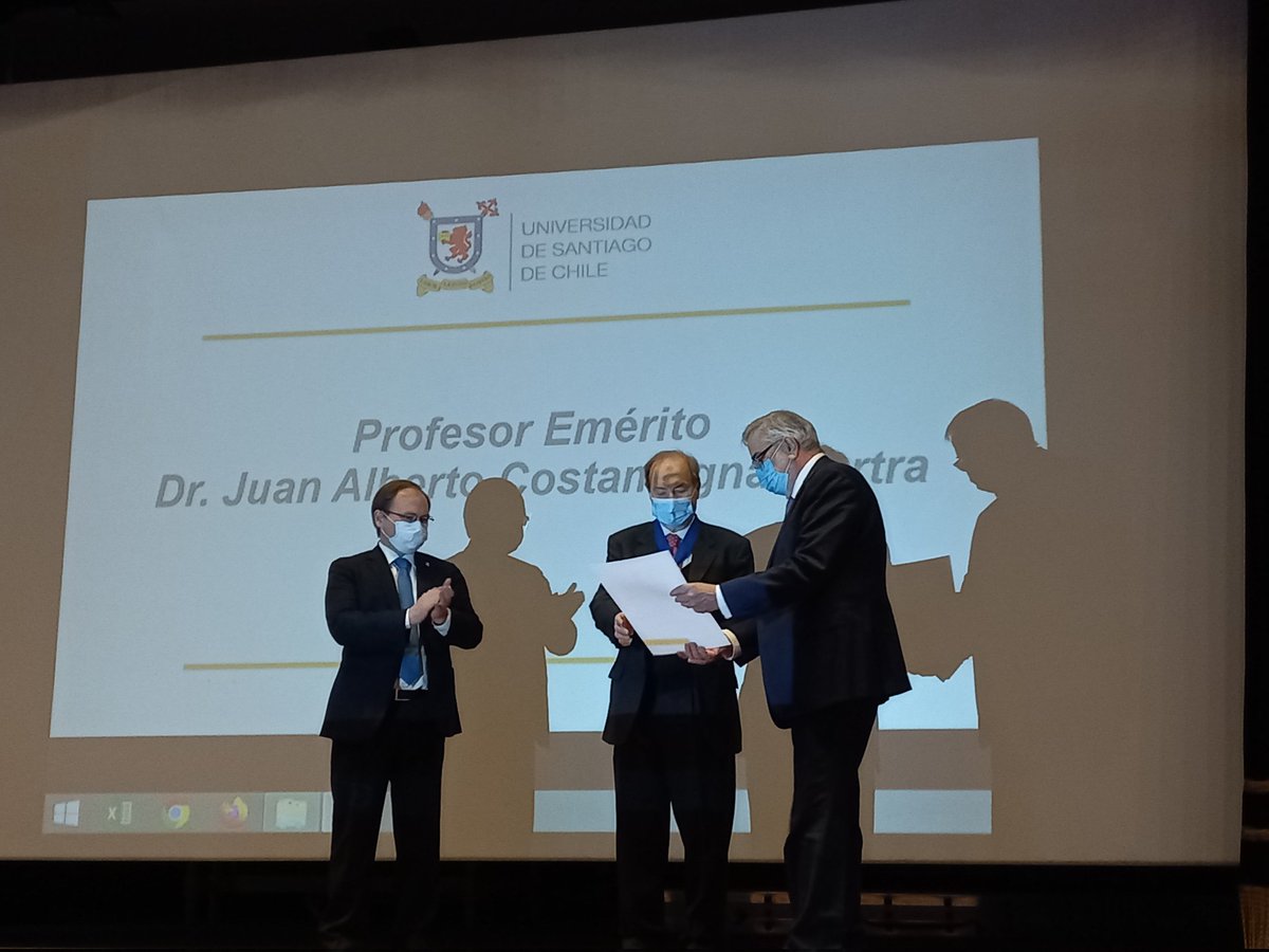 usach's tweet photo. #Ahora| 🏅Desde la @usach, el Rector Dr. Juan Manuel Zolezzi, hace entrega de la distinción de Profesor/a Emérito/a y la medalla U. de Santiago de Chile, en su categoría dorada a los destacados/as académicos/as Dra. Betty Matsuhiro Yamamoto y Dr. Juan Costamagna Martra👏🏼👏🏼 https://t.co/ttRtL4USVu