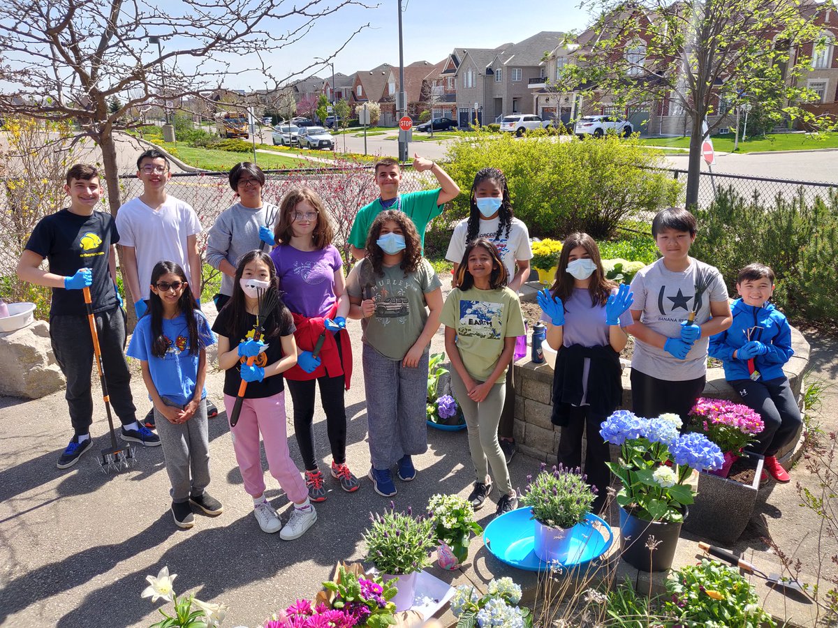 dpbrnrd_eco's tweet photo. Today our @StBernardDPCDSB Eco Team spent time planting in the peace garden! Thank you grade 2 families for donating beautiful flowers that will bloom year after year! 🌷 https://t.co/oOjkc6CF7a