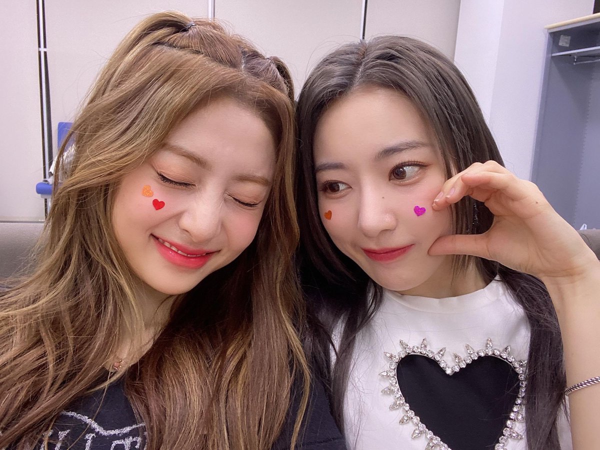 awsakura's tweet image. With Yunjin-ie! She look shooo cute with love on her cheek 💕 we celebrate our first win 🫰🏻