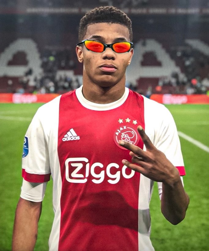 David Neres : "Quando era pequeno,havia 2 raparigas que gozavam comigo.Quando voltei para a minha cidade,5 anos mais tarde, levei-as para um quarto de hotel. Eu disse-lhes que precisava de ir à casa de banho,peguei nas chaves do meu carro e conduzi até casa sem pagar os quartos."
