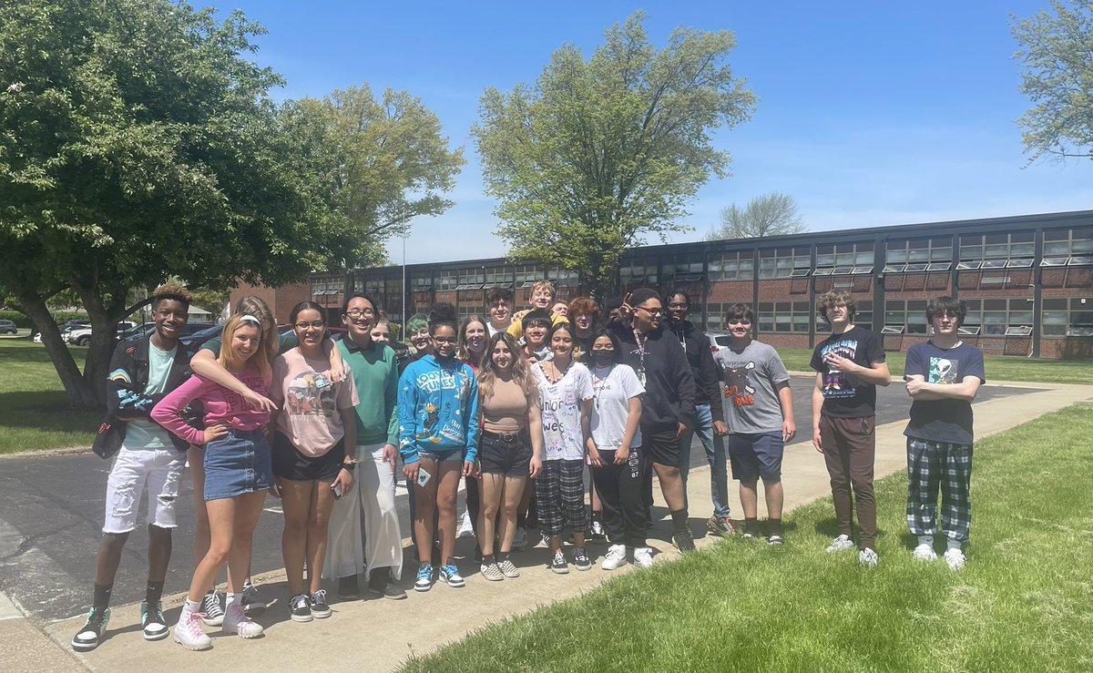 JenniferKunes's tweet photo. 🌸Honors Bio getting out and enjoying some CLE sunshine! Identify abiotic &amp; biotic factors around BHS and explaining how those factors impact the ecosystem.😎 https://t.co/ucjkc18K9E