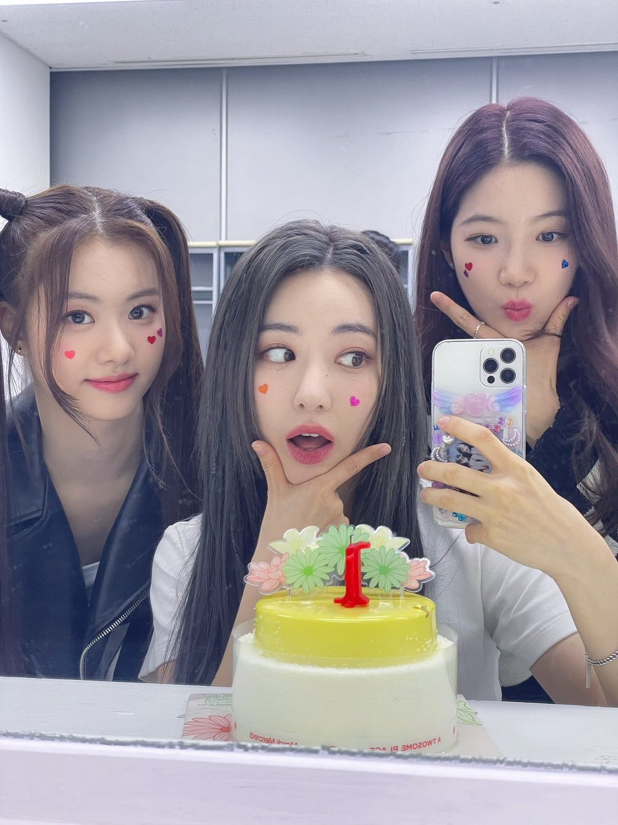 awsakura's tweet image. Still can believe if six of us made our first winning ㅠㅠ can’t even describe how we feel but we promise to give the best perfomance as we can 🫶🏻 by the way, two of my lil sist looks cute!