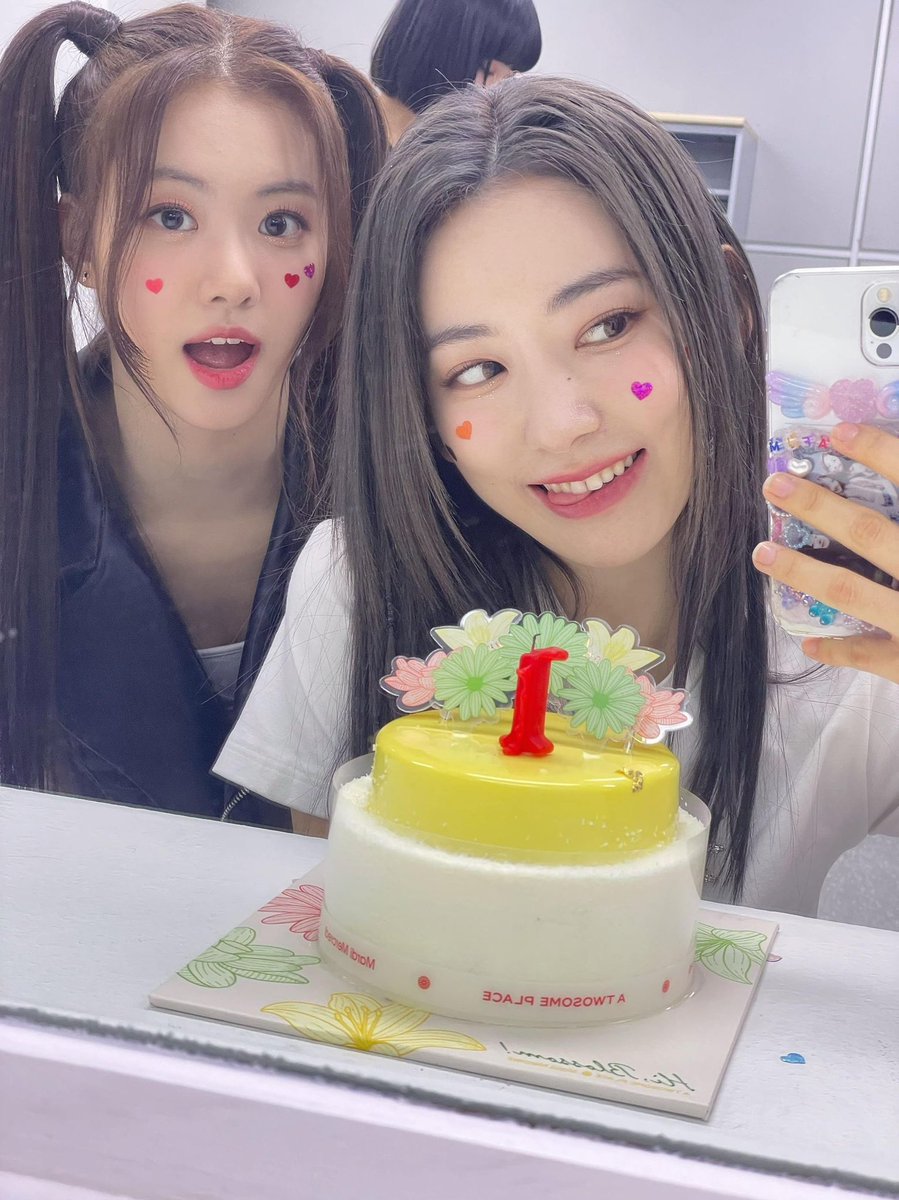 awsakura's tweet image. Still can believe if six of us made our first winning ㅠㅠ can’t even describe how we feel but we promise to give the best perfomance as we can 🫶🏻 by the way, two of my lil sist looks cute!