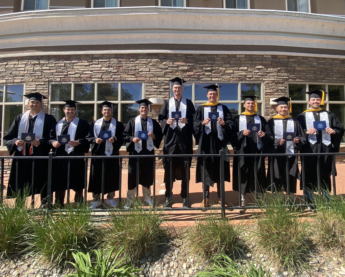 OrediggersBSB's tweet photo. 👨‍🎓𝘾𝙊𝙉𝙂𝙍𝘼𝙏𝙎 𝙂𝙍𝘼𝘿𝙎 👨‍🎓 

We pulled the trigger a bit early, but we thought @ILoveBlaster, @DfoxMontana and @ColominesAD would understand - playing in the winner’s bracket tonight and all.

SO proud of Caden, Danny, Nash, Brayden, Kevin, Toby, Tyler, Taylor and Chris. https://t.co/Kix3H5tptq