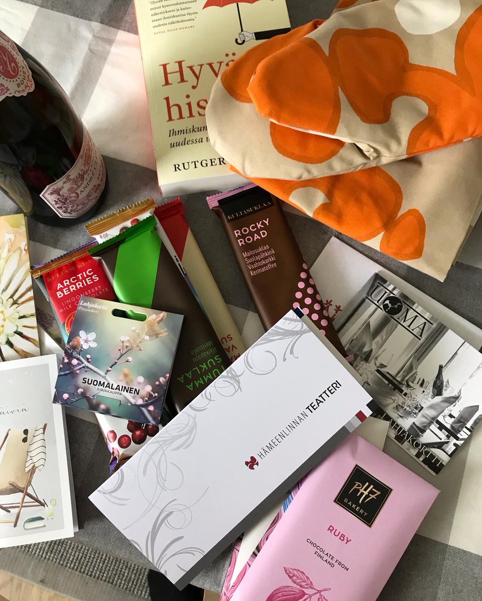 RiittaToivonen's tweet photo. Mihin ne vuodet humahtivat? Tänään siirryin katsomoon OP Etelä-Hämeen joukkueesta. Kiitos kauniista sanoista, viesteistä ja lahjoista! Kyllä rakkauteni kirjoihin, kulttuuriin, kokkaamisen ja suklaaseen on tullut ilmeisen selväksi työkavereille! @OP_Ryhma #kiitos #eläkkeelle https://t.co/aoLSG15O8e