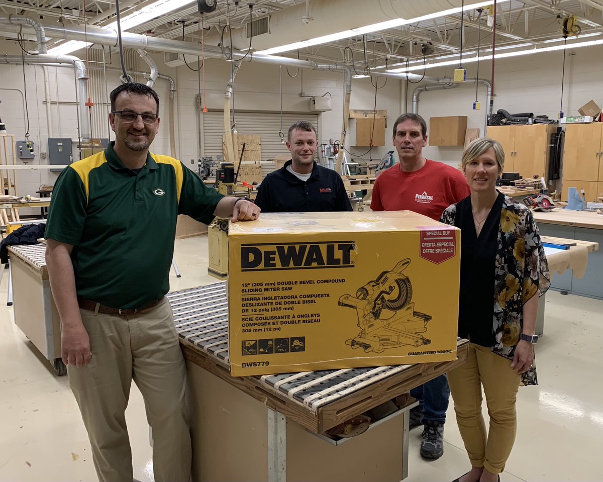 ReedsvilleSD's tweet photo. Thanks to the Manitowoc County Homebuilders Association for the donation!! #ReedsvilleSD https://t.co/5TqpcWkoZV