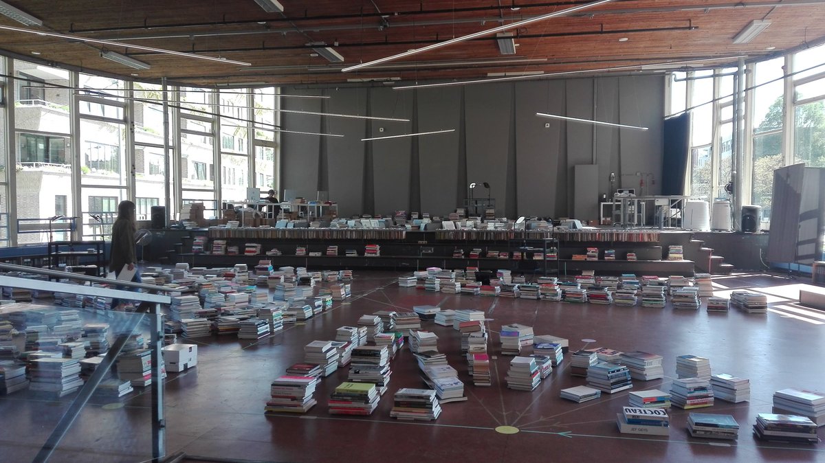 Teamuitje <a href="/stadsarchief/">Stadsarchief Amsterdam</a> naar een waanzinnige expo in/over het archief van <a href="/de_Appel/">MikeDeAppel</a>. Het hele archief is naar de aula verplaatst waar de archiefstukken de nieuwe digitale infrastructuur visualiseren en bezoekers zelf met het archief aan de slag kunnen new.deappel.nl/en/events/2563…
