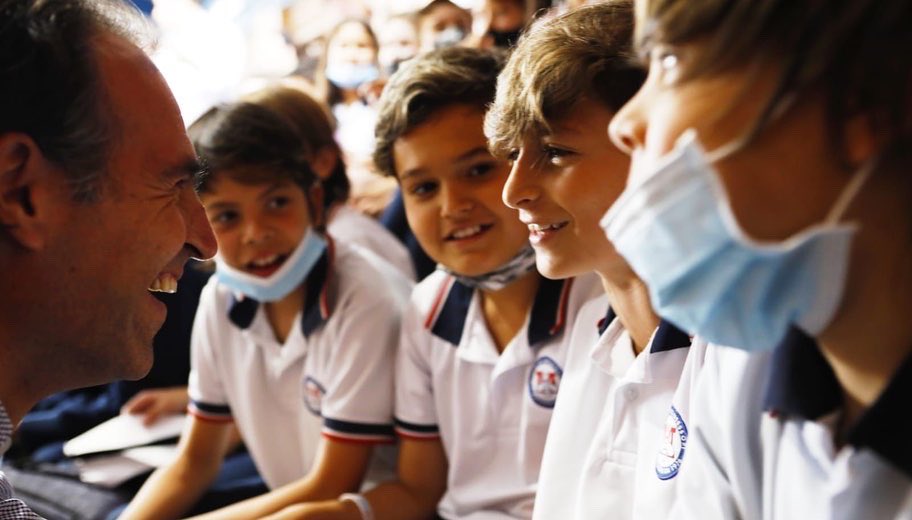 FicoGutierrez's tweet photo. Hoy hice una pausa de unas horas en la campaña a la Presidencia de Colombia 🇨🇴, para asistir en compañía de Margara a la reunión más importante, al encuentro de Padres de familia del Colegio de mis hijos Emilio y Pedro. 
Nada más importante que los hijos y la familia 🙏🏻. https://t.co/tHVnU4a9u8