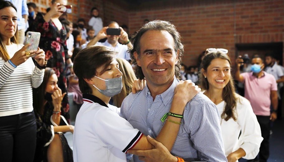 FicoGutierrez's tweet photo. Hoy hice una pausa de unas horas en la campaña a la Presidencia de Colombia 🇨🇴, para asistir en compañía de Margara a la reunión más importante, al encuentro de Padres de familia del Colegio de mis hijos Emilio y Pedro. 
Nada más importante que los hijos y la familia 🙏🏻. https://t.co/tHVnU4a9u8