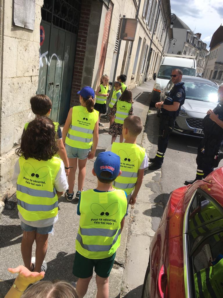 EcoleCentre's tweet photo. Une journée avec la police municipale de #Soissons pour les élèves de CE2. Au programme le permis piéton et un déplacement en centre ville pour mettre en application ce que les 2 policiers ont appris aux élèves.@ienSoissons @soissons @julien_derlon @EmCpdEPS02 @DSDEN_Aisne https://t.co/to5JJKC9tR