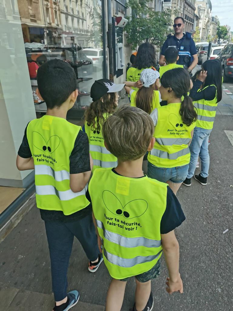 EcoleCentre's tweet photo. Une journée avec la police municipale de #Soissons pour les élèves de CE2. Au programme le permis piéton et un déplacement en centre ville pour mettre en application ce que les 2 policiers ont appris aux élèves.@ienSoissons @soissons @julien_derlon @EmCpdEPS02 @DSDEN_Aisne https://t.co/to5JJKC9tR