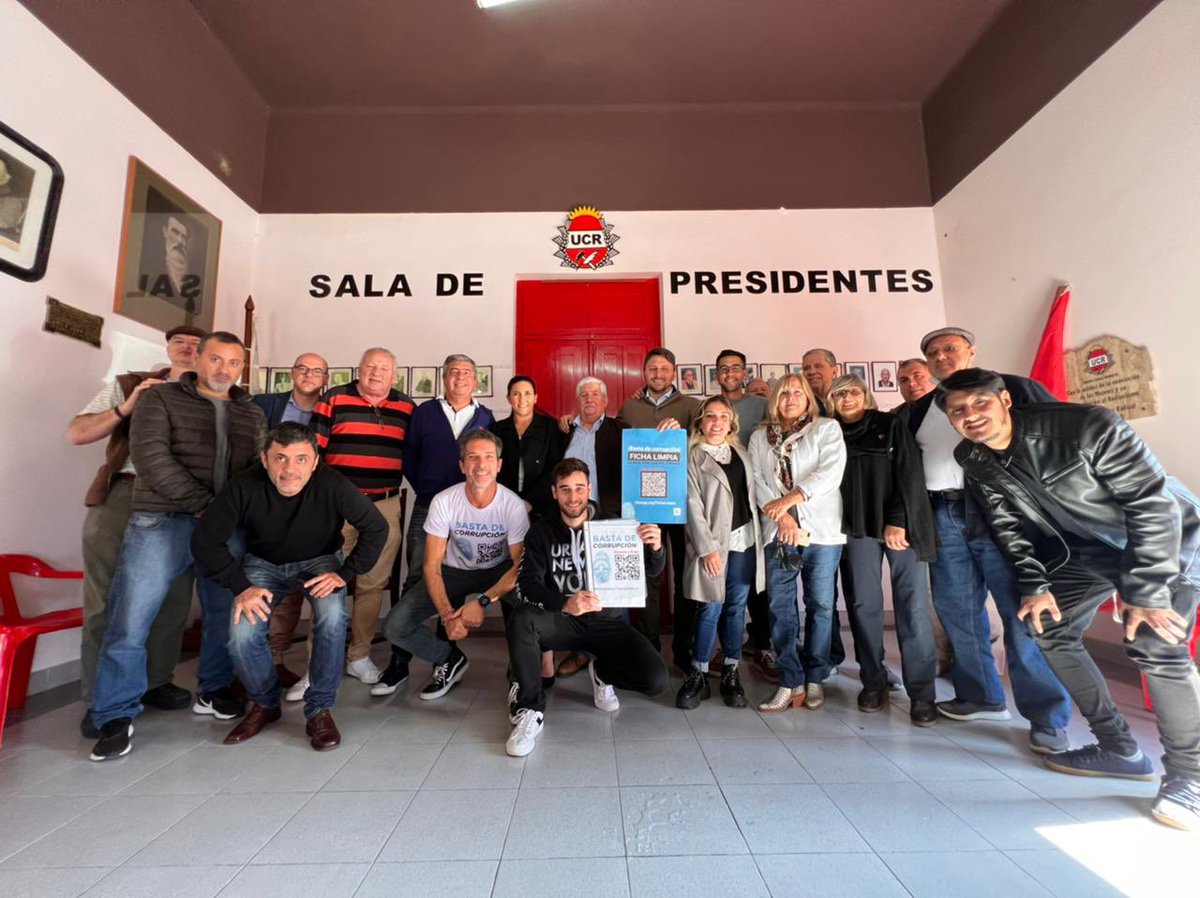 cossarmarcelo's tweet photo. En San Francisco donde gobierna el peronismo, los concejales de la oposición presentaron @FichaLimpia. ¿Saben qué pasó? El oficialismo no quiso tratarlo. Gracias a todos los bloques por recibirme y a los medios locales por el espacio.👊🏻 #Empujando #Acompañando #FichaLimpia https://t.co/TKueHakIzQ