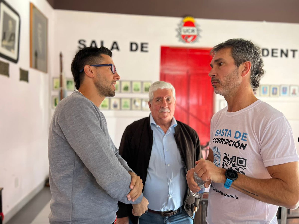 cossarmarcelo's tweet photo. En San Francisco donde gobierna el peronismo, los concejales de la oposición presentaron @FichaLimpia. ¿Saben qué pasó? El oficialismo no quiso tratarlo. Gracias a todos los bloques por recibirme y a los medios locales por el espacio.👊🏻 #Empujando #Acompañando #FichaLimpia https://t.co/TKueHakIzQ