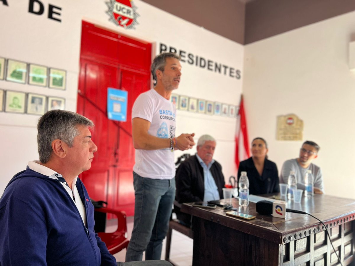 cossarmarcelo's tweet photo. En San Francisco donde gobierna el peronismo, los concejales de la oposición presentaron @FichaLimpia. ¿Saben qué pasó? El oficialismo no quiso tratarlo. Gracias a todos los bloques por recibirme y a los medios locales por el espacio.👊🏻 #Empujando #Acompañando #FichaLimpia https://t.co/TKueHakIzQ