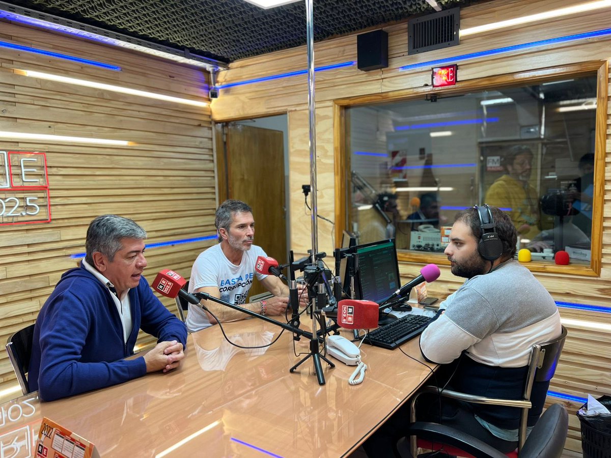 cossarmarcelo's tweet photo. En San Francisco donde gobierna el peronismo, los concejales de la oposición presentaron @FichaLimpia. ¿Saben qué pasó? El oficialismo no quiso tratarlo. Gracias a todos los bloques por recibirme y a los medios locales por el espacio.👊🏻 #Empujando #Acompañando #FichaLimpia https://t.co/TKueHakIzQ