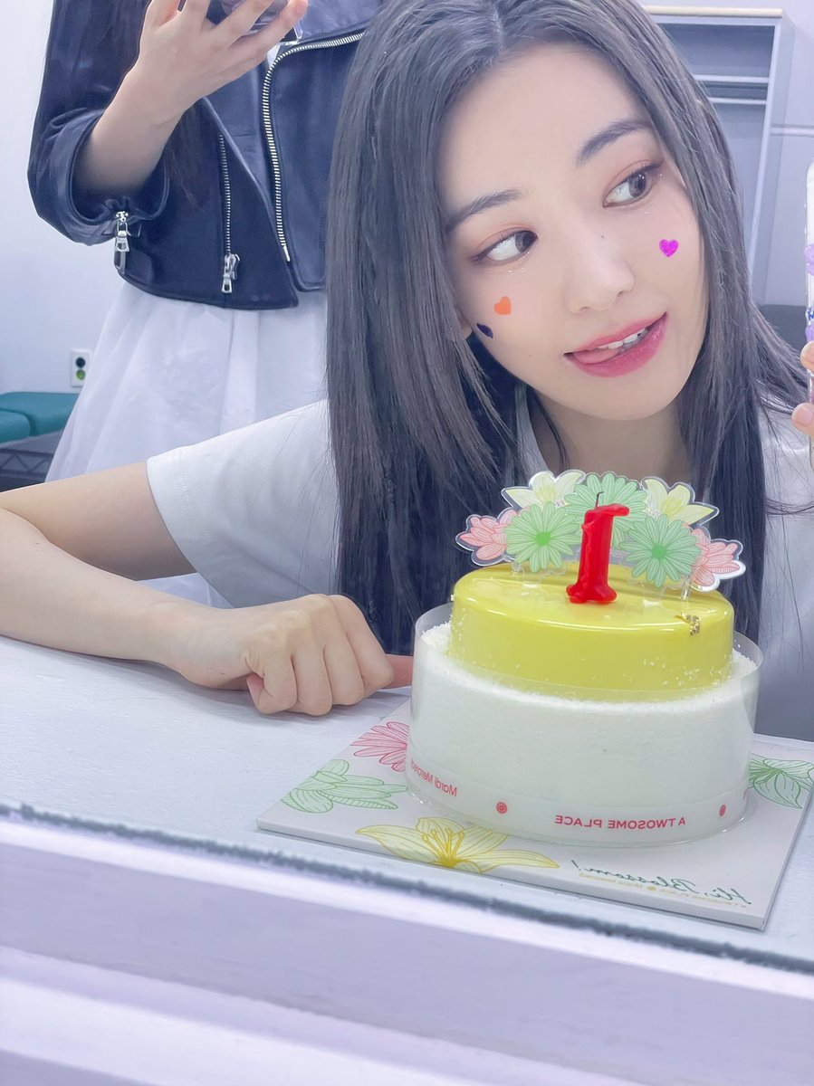 awsakura's tweet image. Kkura and the winning cake.jpeg