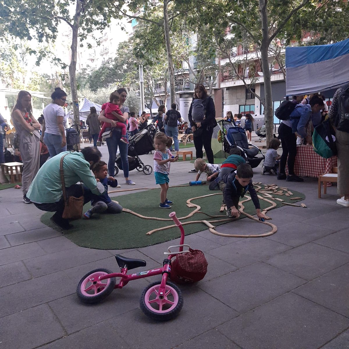 NavasCC's tweet photo. I la plaça fa goig de veure amb infants i famílies fent joc lliure i creatiu 🥰 #PrimaveraNavas @BCN_SantAndreu @pdcnavas @AFAOctavioPaz @emilijuncadella https://t.co/FMWyHDRldb