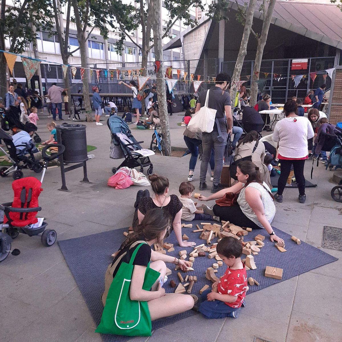 NavasCC's tweet photo. I la plaça fa goig de veure amb infants i famílies fent joc lliure i creatiu 🥰 #PrimaveraNavas @BCN_SantAndreu @pdcnavas @AFAOctavioPaz @emilijuncadella https://t.co/FMWyHDRldb