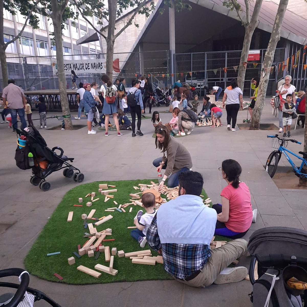 NavasCC's tweet photo. I la plaça fa goig de veure amb infants i famílies fent joc lliure i creatiu 🥰 #PrimaveraNavas @BCN_SantAndreu @pdcnavas @AFAOctavioPaz @emilijuncadella https://t.co/FMWyHDRldb