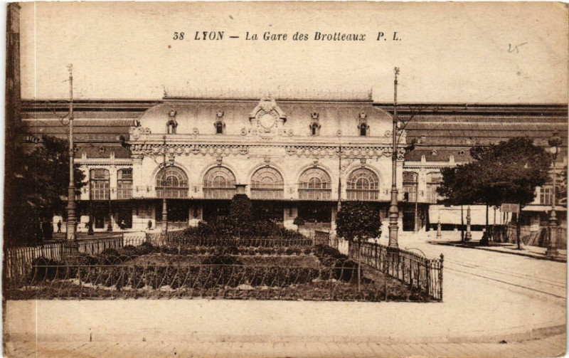 Lyon-La Gare des Brotteaux à Lyon (Rhône).  #CartePostaleAncienne #Lyon 👉 cartorum.fr/lyon-lyon-la-g…