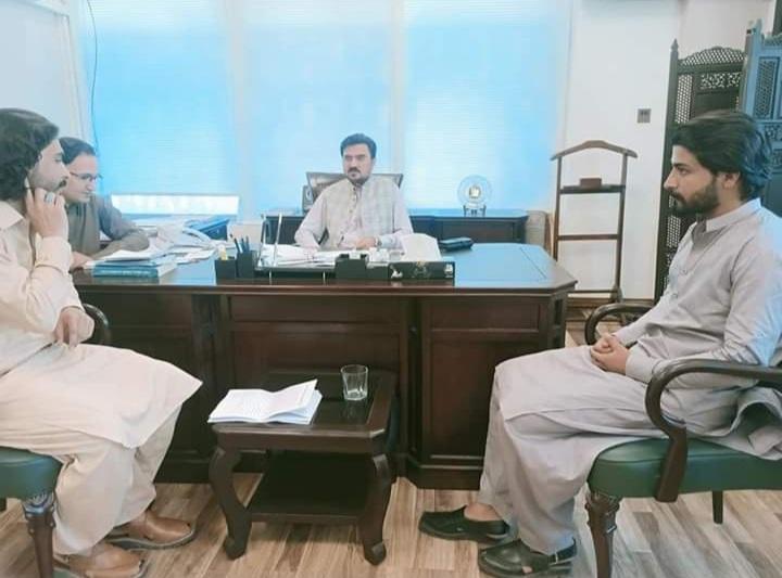 saraiki_council's tweet photo. The members of Saraiki Students Council and Pakhtoon Student council had a meeting today with Senator Sardar Shafiq.
He assured us of raising our voice in the senate and discuss our issues with registerar .
#SaveQau
#StrikeIsOurRight https://t.co/GbIfQhUVDy