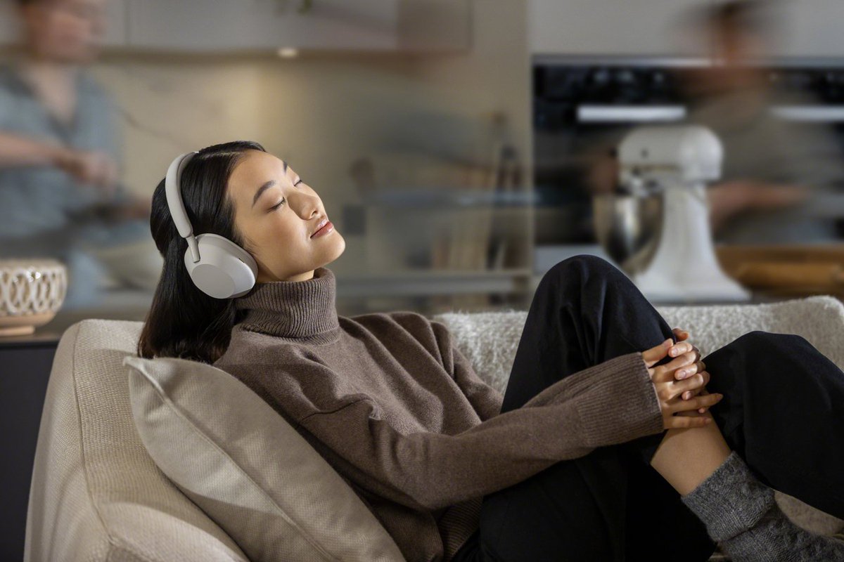 SonyUK's tweet photo. Our industry-leading noise cancellation just took its biggest step up! Introducing the new WH-1000XM5 Noise Cancelling Wireless Headphones: https://t.co/9linKCFBTR 

#Sony #WH1000XM5 #YourWorldNothingElse https://t.co/GnKIi0IEwV