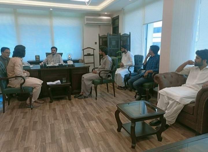 saraiki_council's tweet photo. The members of Saraiki Students Council and Pakhtoon Student council had a meeting today with Senator Sardar Shafiq.
He assured us of raising our voice in the senate and discuss our issues with registerar .
#SaveQau
#StrikeIsOurRight https://t.co/GbIfQhUVDy
