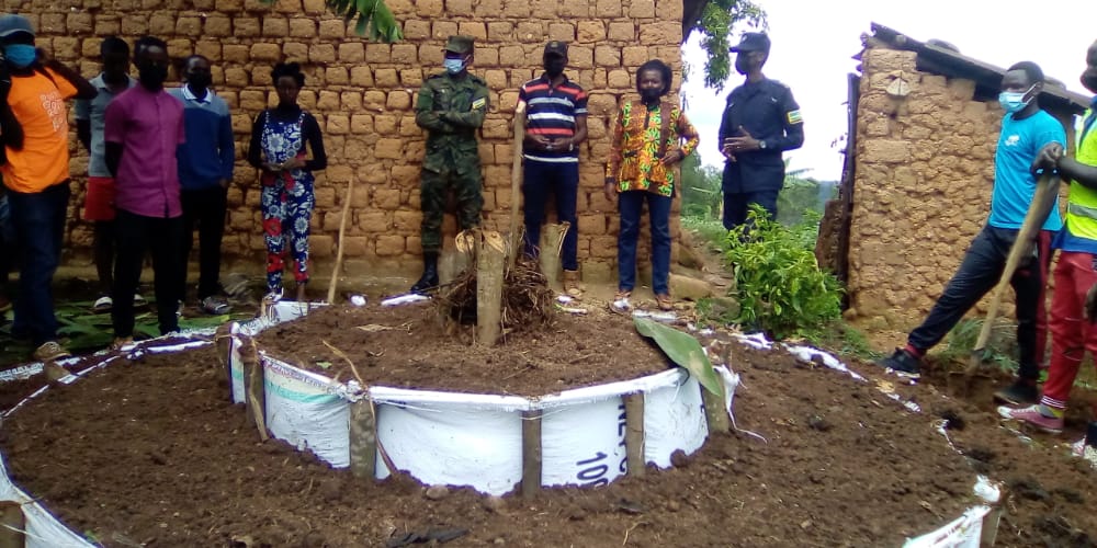 CYEZA_Sect's tweet photo. Ku ubufatanye n'inzego z'ibanze, Ingabo, Polisi y'URwanda,Inzego z'urubyiruko,Abajyanama b'ubuhinzi: mu Midugudu yose igize @CYEZA_Sect dukomeje gukangurira abaturage kurwanya imirire mibi twibanda mu kubakira uturima tw'igikoni imiryango ikennye ifite abana bari munsi y'imyaka 5 https://t.co/HYcMWM9Cy7