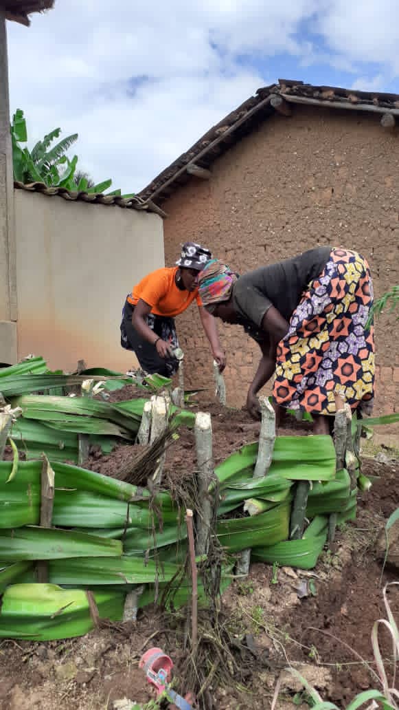 CYEZA_Sect's tweet photo. ... Tukaba dufite intego yo kubakira uturima tw'igikoni imiryango isaga 600.

Dukore byiza, byinshi kandi vuba.
@Muhangadis @RwandaSouth @RwandaLocalGov @Rwandapolice @RwandaMoD https://t.co/E85RbxdWzF