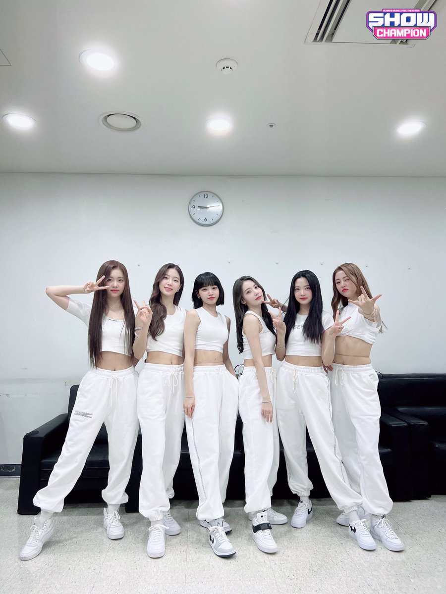 awsakura's tweet image. Working in white makes people look into it. White is ethereal. There’s a purity to it, it makes things look elevated in a way. Look forward for us in Show Champion 🫶🏻