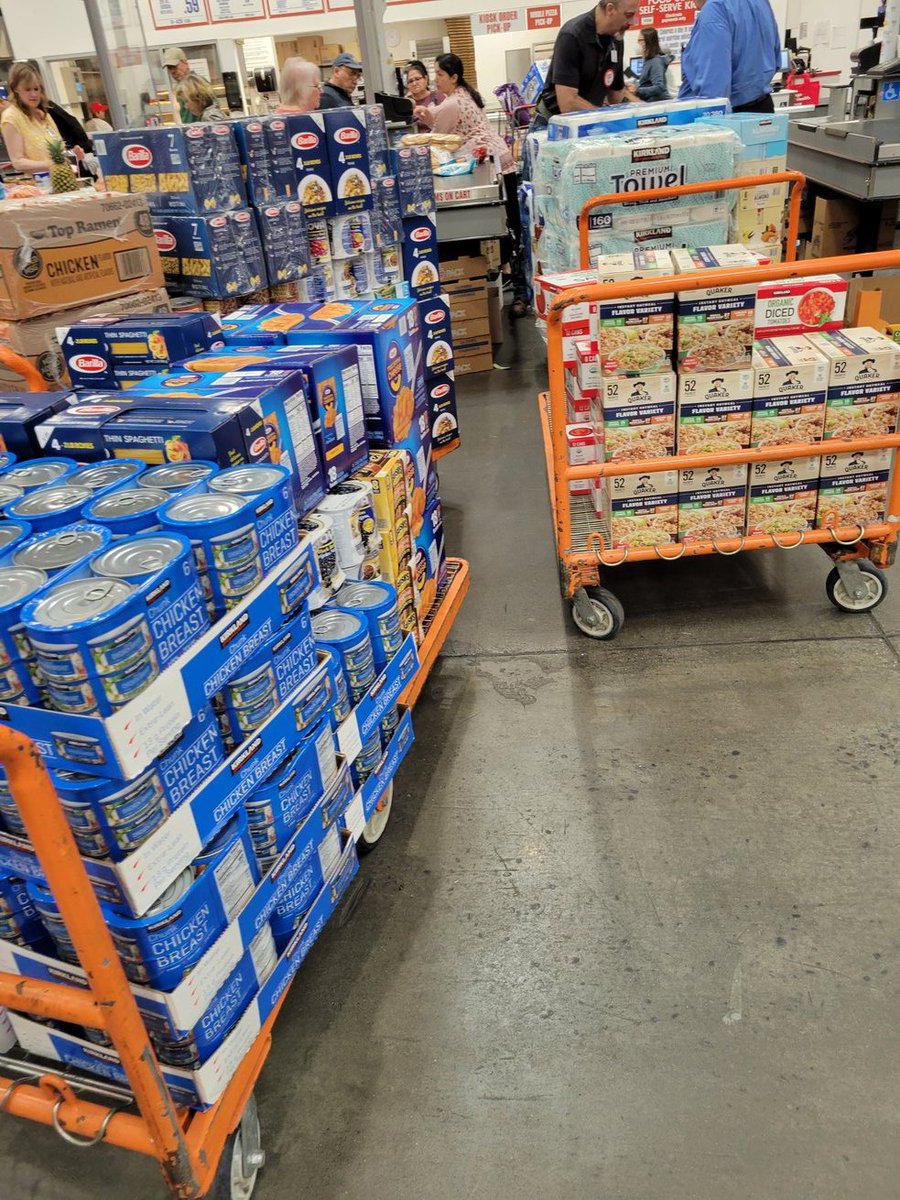 Sharieloveslife's tweet photo. A big start to our own food pantry! I l❤️ve how our students help, I think it's important for them to be part of the Community School process. Work somewhere that would want to be a partner or sister school to help us sustain? LMK! #Dalyes @MCPSCommunityS1 @DalyESPrincipal https://t.co/L9O2izKCzd