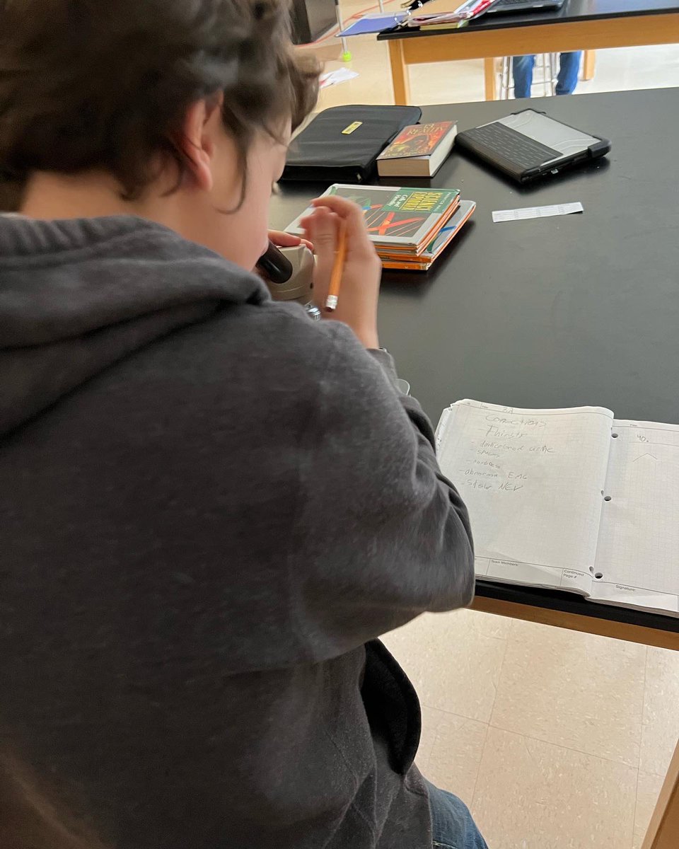 jrollins_'s tweet photo. Microscope playlist in action! One of the many different activities that will be shared during my @EdTechTeacher21 presentation this summer. https://t.co/qF7uJSNqMK #ettsummer #Science #scichat #scienceteacher #sciencenews #ngss #ngsschat https://t.co/qbaFNTO5DJ