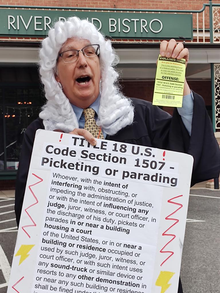 PublicFreedom's tweet photo. .@DailyCaller .@DailySignal .@BonginoReport
Public Advocate Effort Condemns the Stalking of SCOTUS Judges
"Its not just stay off my lawn, its avoid the area where federal judges or officials live" says Eugene.
#SupremeCourtprotest #ProLife #Alito
https://t.co/ym7wkoIDI7 https://t.co/xMzWDRdbbT