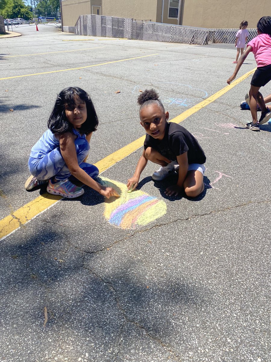shericparker's tweet photo. 10 days left of school - side walk chalking @bellsferryelem @K_Techy_Teacher @GretaFoster0906 https://t.co/bgOP6JpPhP