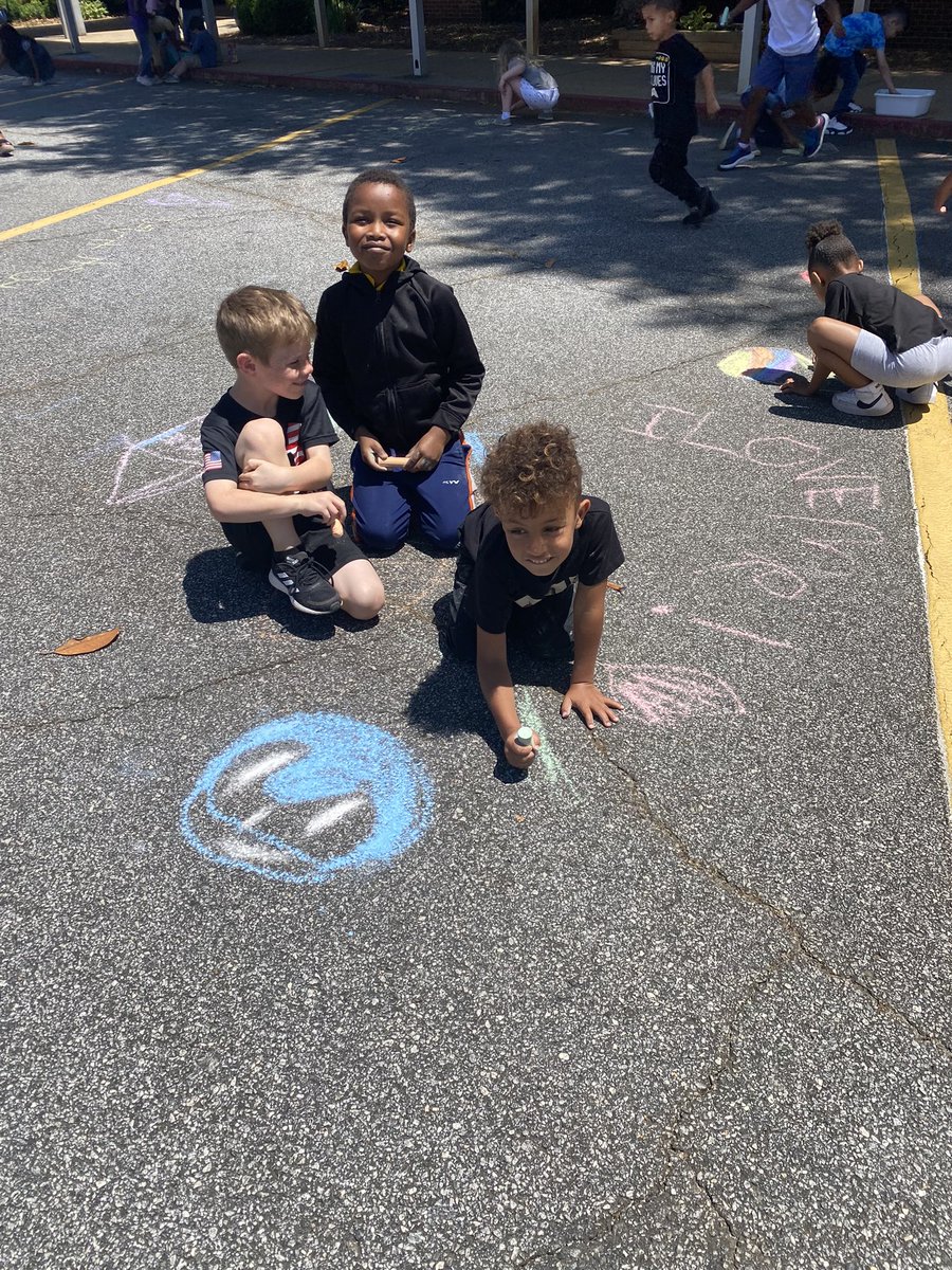 shericparker's tweet photo. 10 days left of school - side walk chalking @bellsferryelem @K_Techy_Teacher @GretaFoster0906 https://t.co/bgOP6JpPhP