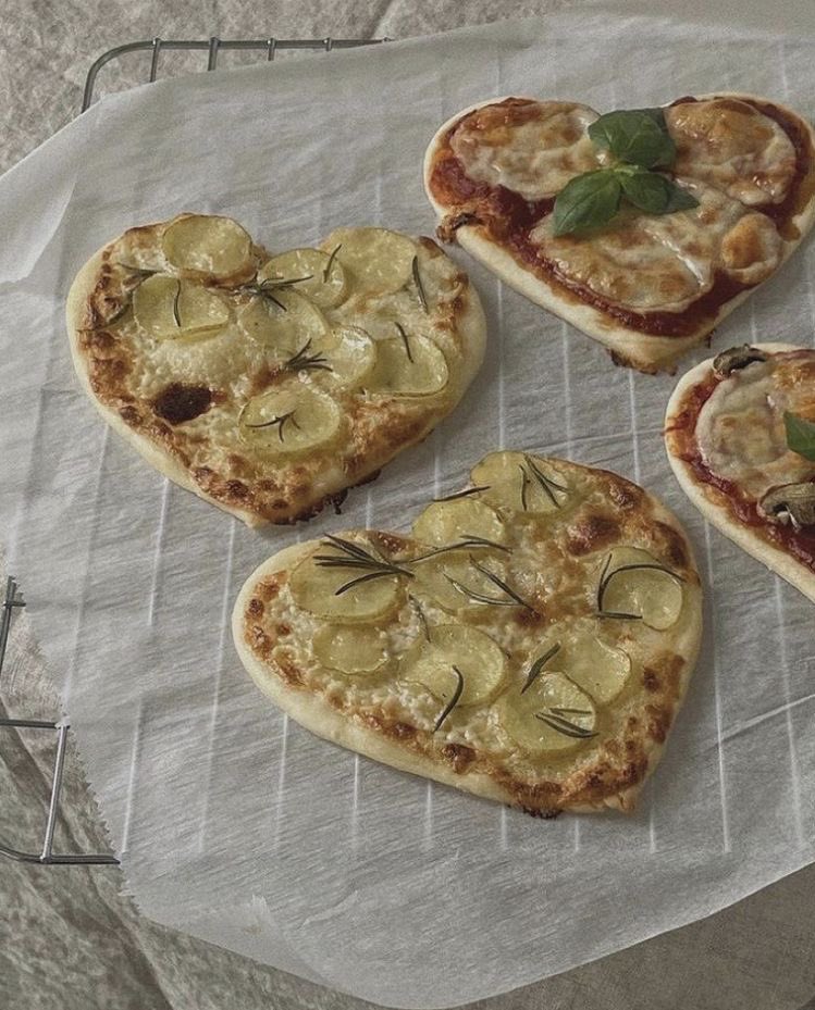 300moods's tweet photo. homemade heart-shaped pizza https://t.co/vRrfsK8ev2