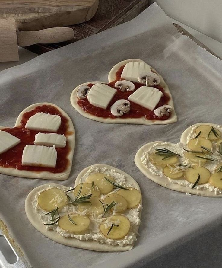 300moods's tweet photo. homemade heart-shaped pizza https://t.co/vRrfsK8ev2