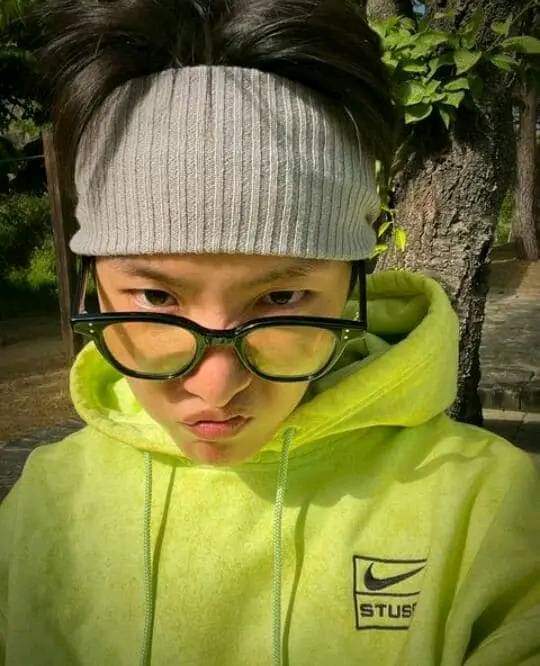 maryarmy_proof's tweet photo. ─ ♥︎Hilo de las fotos📸 de la nueva publicación de #JHOPE en Instagram .Te extrañaba mucho Hobi y me parece tan hermoso que hayas publicado esas fotos tan bellas y vestido así de color verde 💚 eres mi esperanza para seguir adelante con mi vida y mis sueños gracias por existir https://t.co/03baFMZzGM