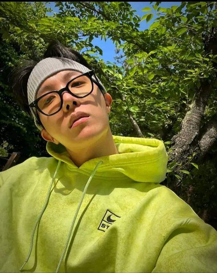 maryarmy_proof's tweet photo. ─ ♥︎Hilo de las fotos📸 de la nueva publicación de #JHOPE en Instagram .Te extrañaba mucho Hobi y me parece tan hermoso que hayas publicado esas fotos tan bellas y vestido así de color verde 💚 eres mi esperanza para seguir adelante con mi vida y mis sueños gracias por existir https://t.co/03baFMZzGM