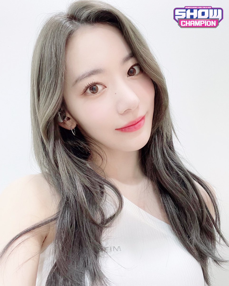 awsakura's tweet image. White is associated with purity because the entire spectrum is functioning in unity. Sakura in white-training-outfit ready to serve you best performance. See you at Show Champion ❤️