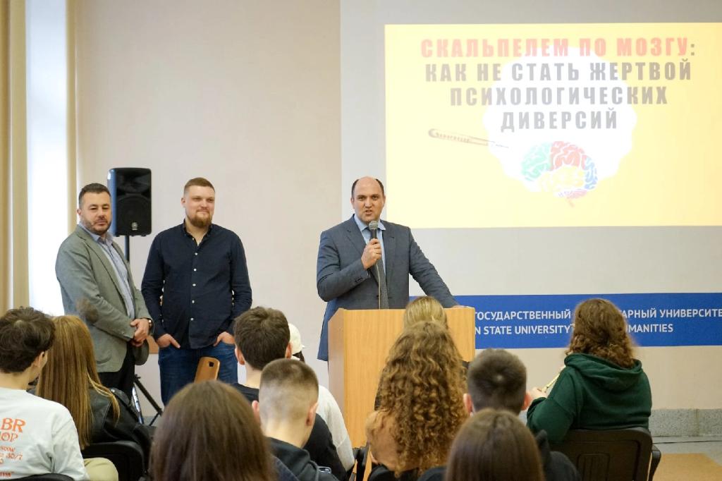 NESHKOVSER's tweet photo. Увиделся с ребятами из @rggu_ru 
С журфака. У ребят всё в порядке с критическим мышлением. Часть уже работает в медиа и въедливо относится к информации. 
Но в коротком формате встреч многое остаётся за кадром. Думаю нужен клуб по разбору текущей ситуации в инфополе. https://t.co/WUsxppWet2