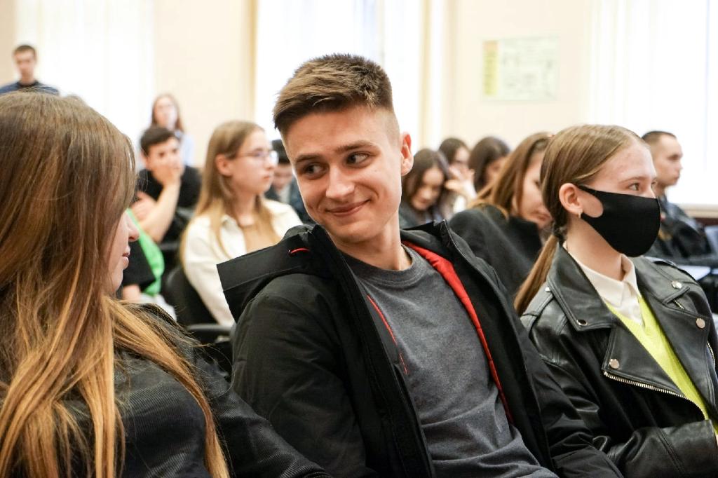 NESHKOVSER's tweet photo. Увиделся с ребятами из @rggu_ru 
С журфака. У ребят всё в порядке с критическим мышлением. Часть уже работает в медиа и въедливо относится к информации. 
Но в коротком формате встреч многое остаётся за кадром. Думаю нужен клуб по разбору текущей ситуации в инфополе. https://t.co/WUsxppWet2