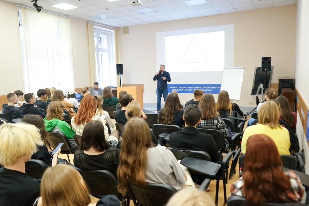 Увиделся с ребятами из <a href="/rggu_ru/">РГГУ</a> 
С журфака. У ребят всё в порядке с критическим мышлением. Часть уже работает в медиа и въедливо относится к информации. 
Но в коротком формате встреч многое остаётся за кадром. Думаю нужен клуб по разбору текущей ситуации в инфополе.